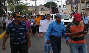 Marchan maestros de Tabasco en protesta por la reforma educativa.