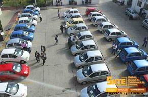 Gobierno de Puebla regala autos a maestros del SNTE.