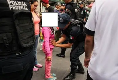 Causa indignación el «cateo de niños» en el Zócalo capitalino.