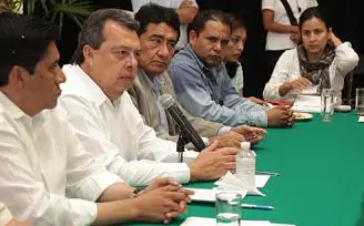 En medio de protestas por el caso Iguala, Ángel Aguirre se va del Gobierno guerrerense.