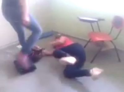VIDEO: mujer propina brutal golpiza a una maestra