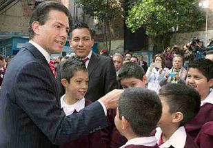 Peña va a primaria y anuncia inversión para 13 mil 900 escuelas.