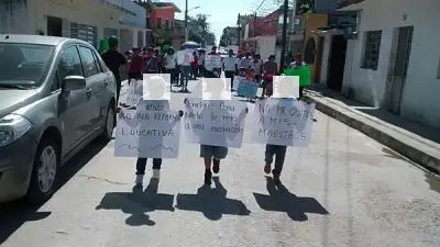 ¡Con niños! protestan por cese de maestros