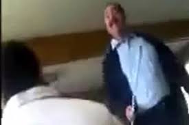 VIDEO: Exhiben a maestro cuando golpea a alumnos