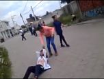 #VIDEO Captan momento de la agresión de una señora a estudiante de bachiller