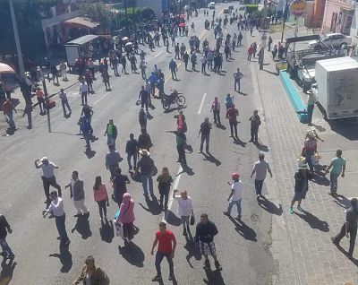 Policías reprimen a maestros de la CNTE (video).