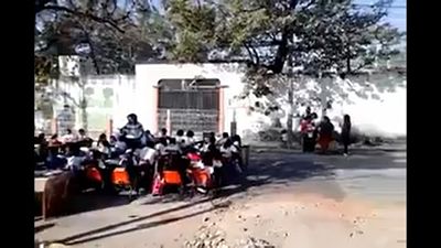 Y en Oaxaca, miles de alumnos toman clases en las calles por escuelas dañadas (video)