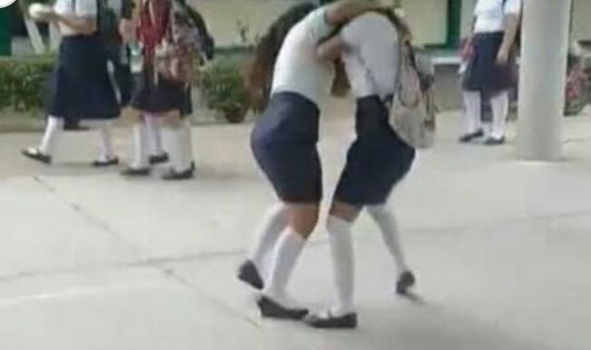 #VIDEO Estudiantes del CONALEP se lían a golpes «por el amor de un hombre».