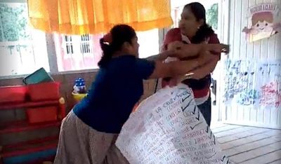 #Video Maestra y madre de familia se lían a golpes en Kinder de Tabasco.