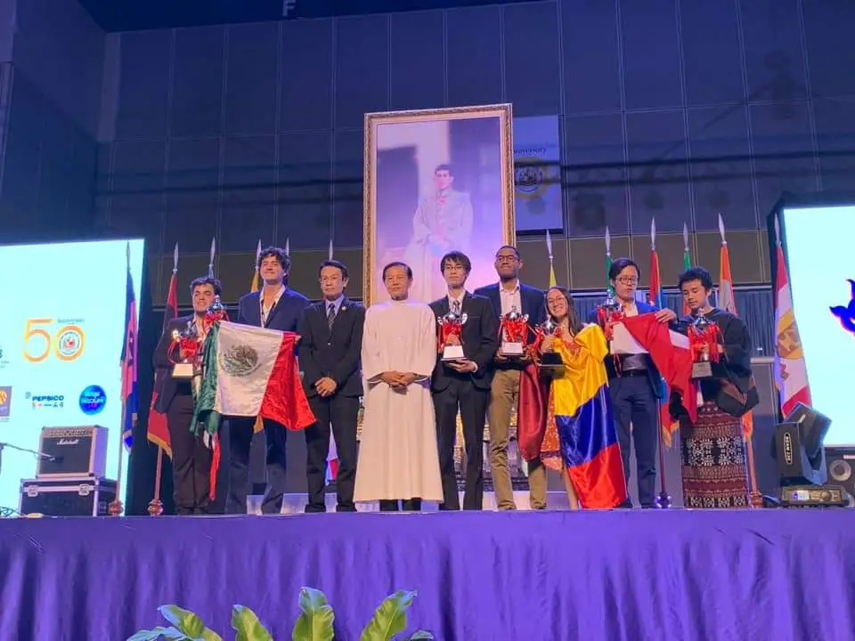 Alumnos del Tec de Monterrey ganan segundo lugar en campeonato mundial de debate.