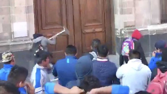 Normalistas vandalizan puerta en Palacio Nacional; exigen plazas docentes.