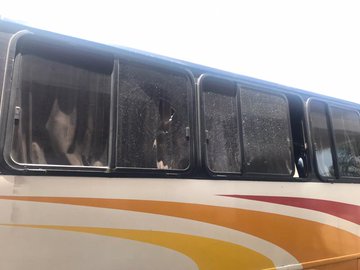 Policía de Michoacán ataca a balazos un autobús con Estudiantes Normalistas (video)