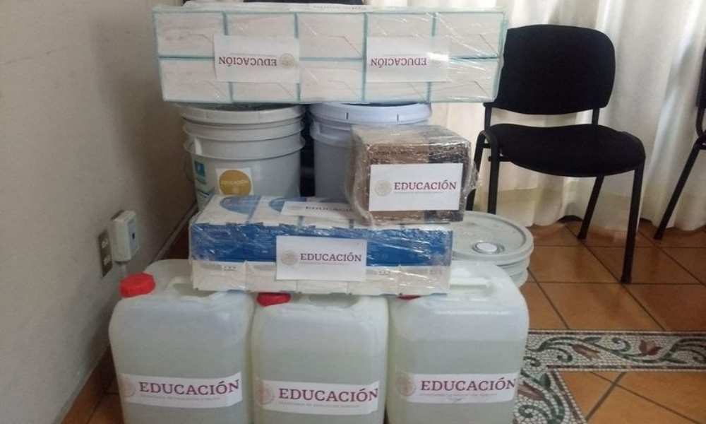 Exhibe Alfaro “paquetote” de insumos que recibió de la Federación para reapertura de escuelas