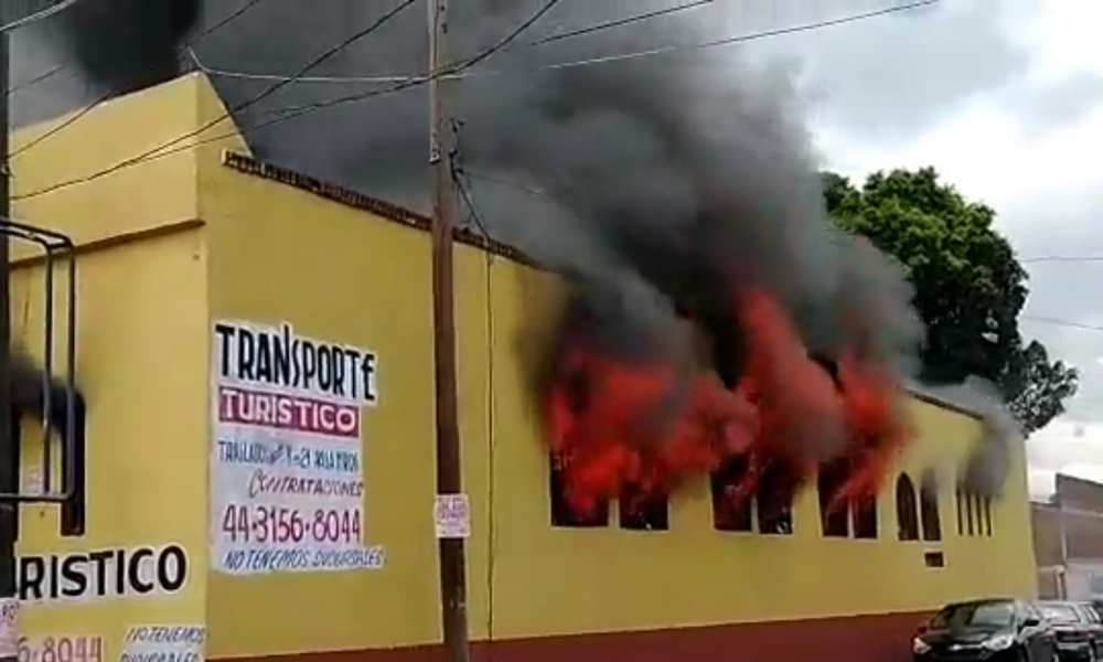 Incendian oficinas de la CNTE en Michoacán
