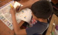 Niño estudiando y aprendiendo