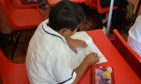 Alumno estudiando