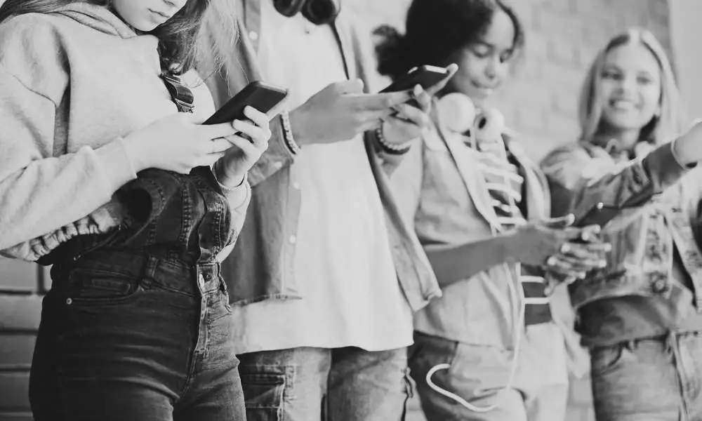 Proponen prohibir uso de teléfonos celulares en las escuelas