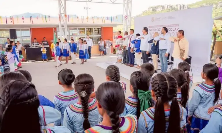 Escuela haciendo homenaje