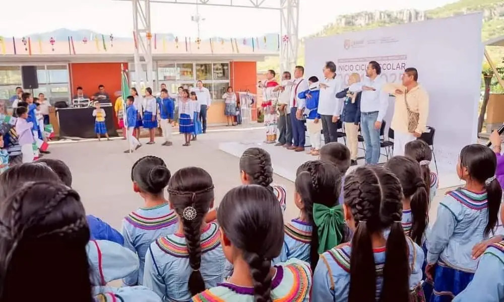 Escuela haciendo homenaje