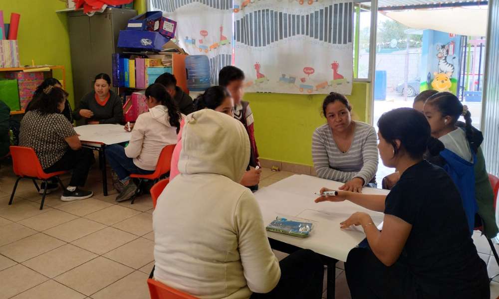 Maestras y maestros en escuela