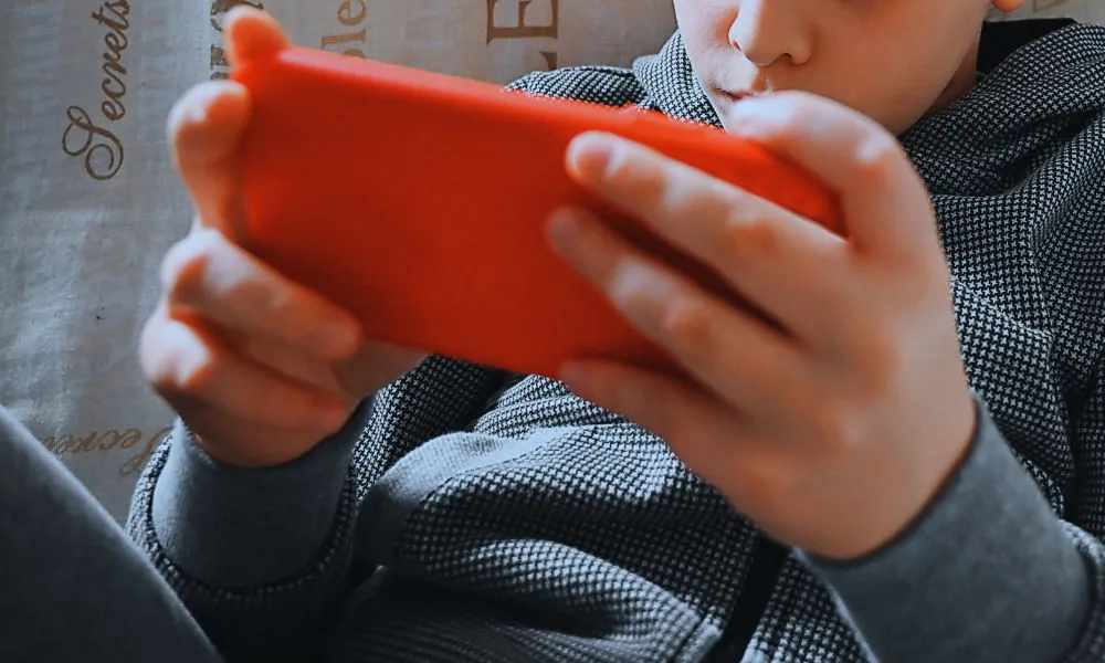 Celular en manos de un niño