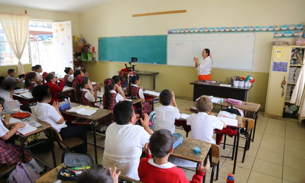 Maestra dando clases