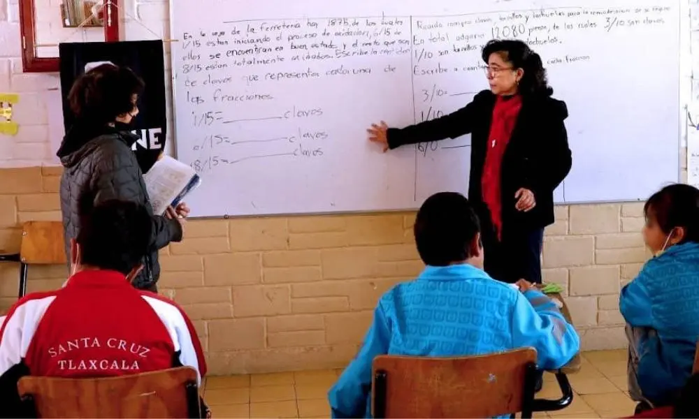 Maestra en el aula de clases