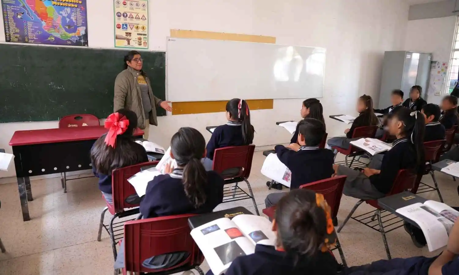 Maestra dando clases