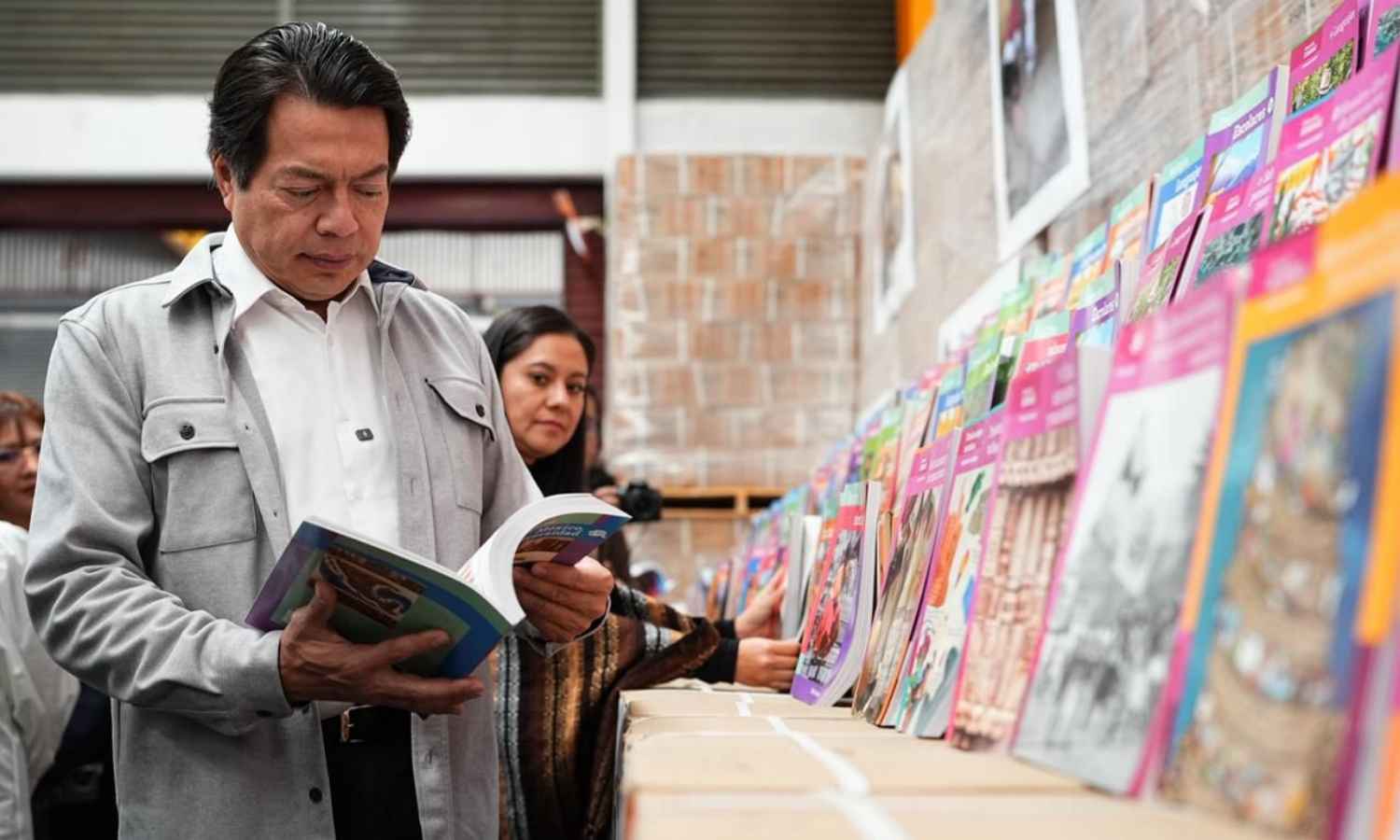 “Son muy buenos”: Mario Delgado batea críticas a libros de texto gratuitos