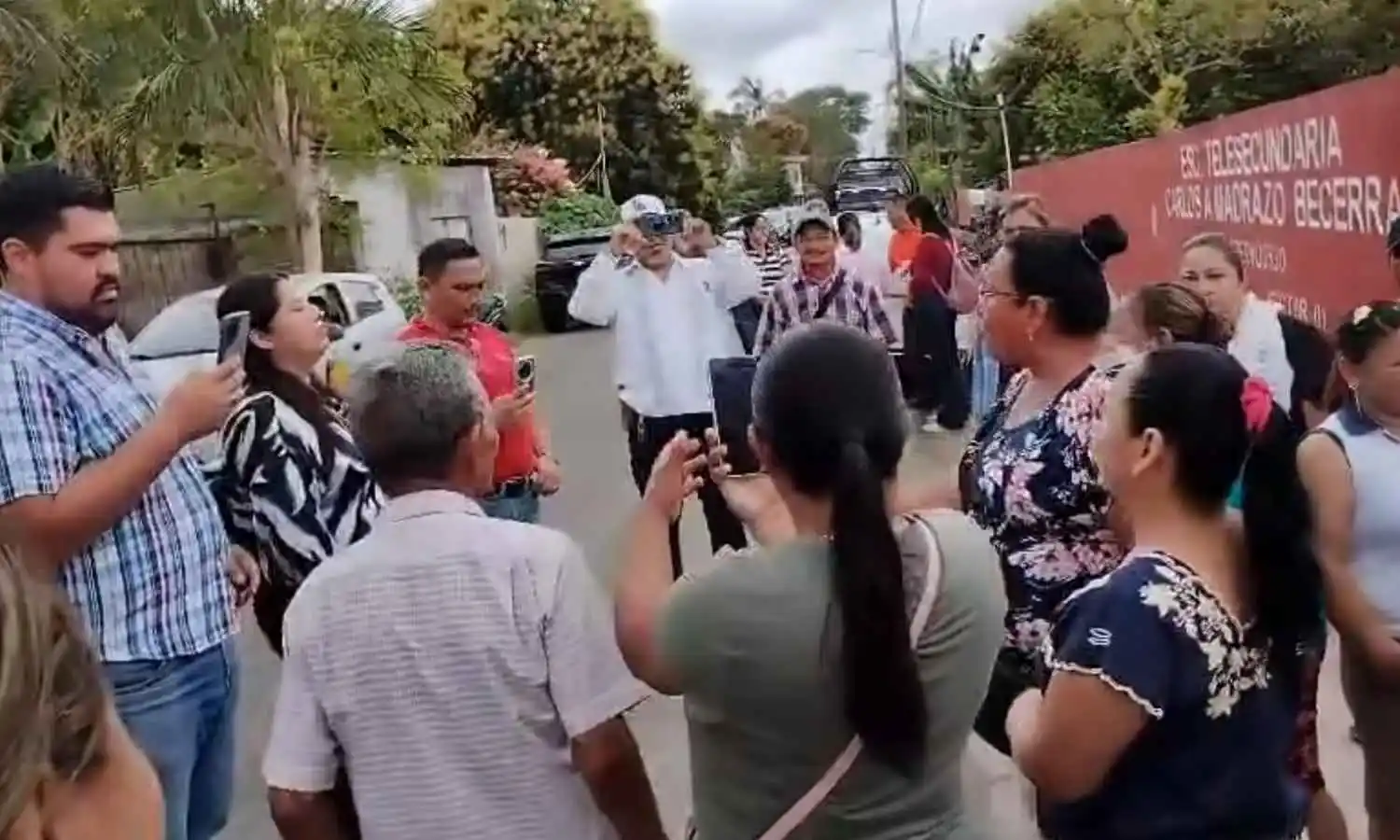 Padres estallan por cese de maestros y amenazan con bloquear carretera